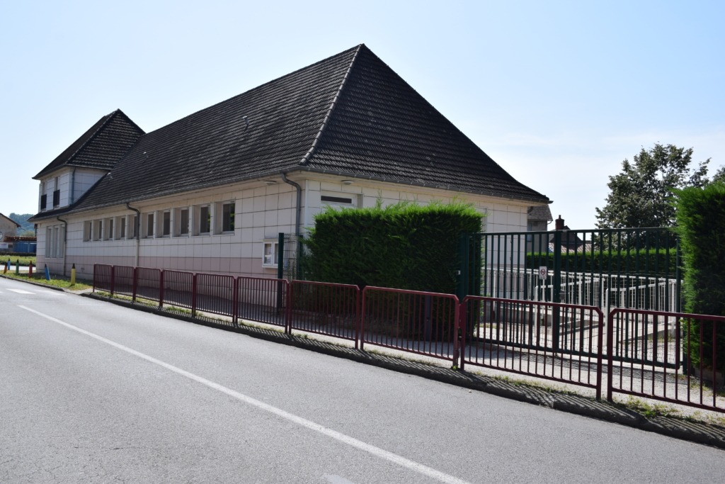 Vue de la façade de l'école Camille Claudel depuis la rue