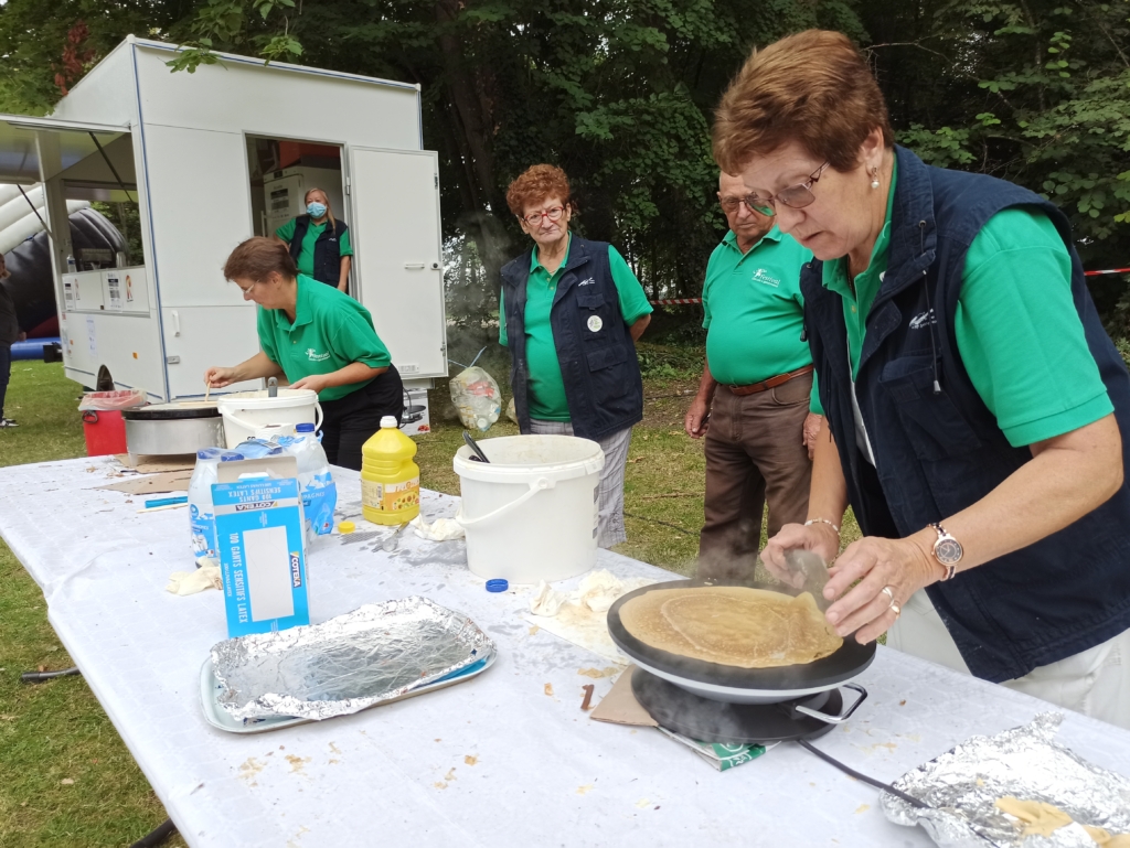 Les bénévoles polos verts en pleine action