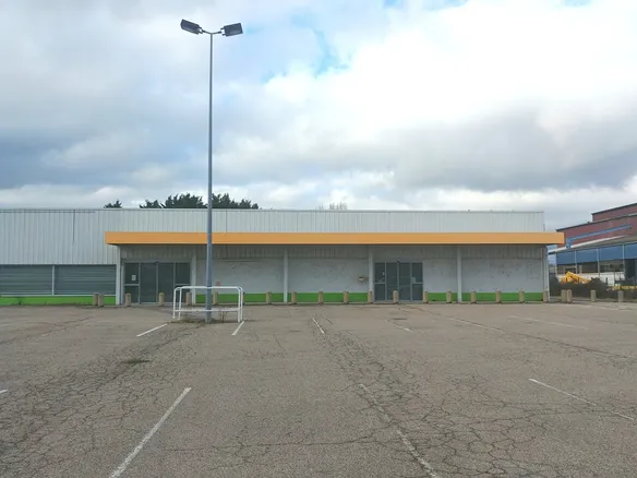 Travaux de réhabilitation d’un ancien supermarché en Pôle associatif