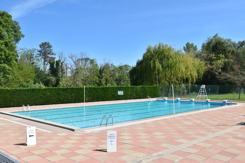 Grand bassin de la piscine municipale inoccupé