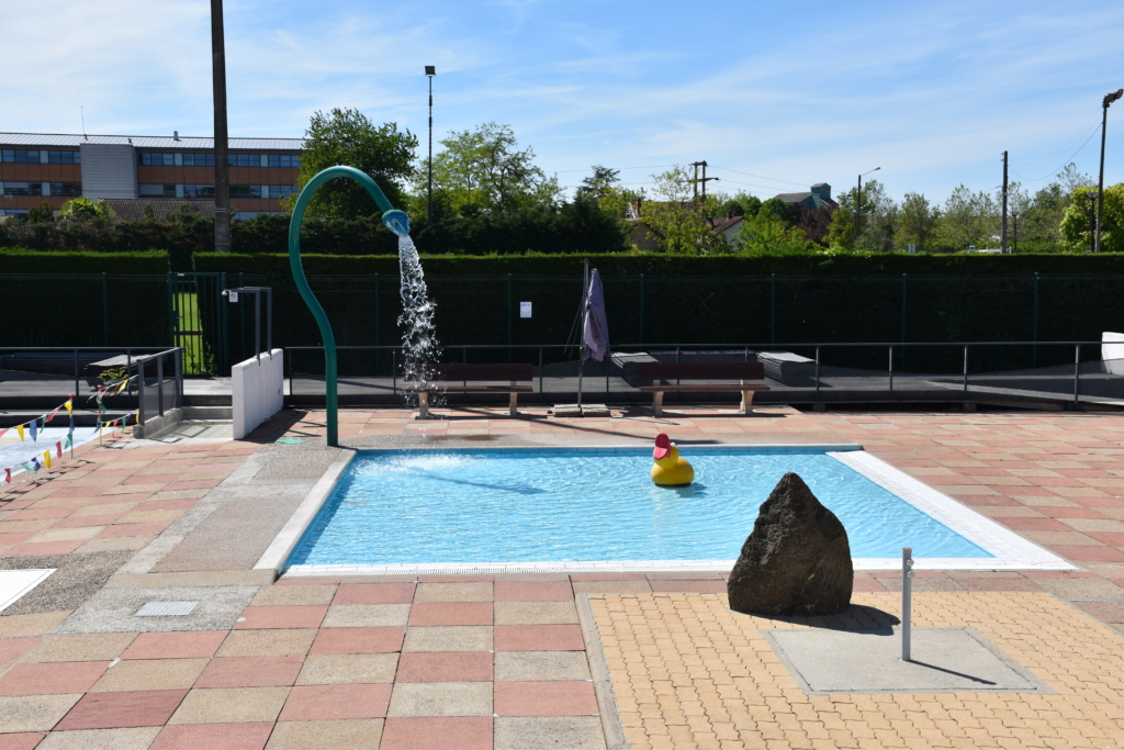Petit Bassin de la piscine municipale inoccupé avec les jets actifs qui la remplissent
