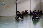 Joueurs de foot fauteuil qui se disputent la balle