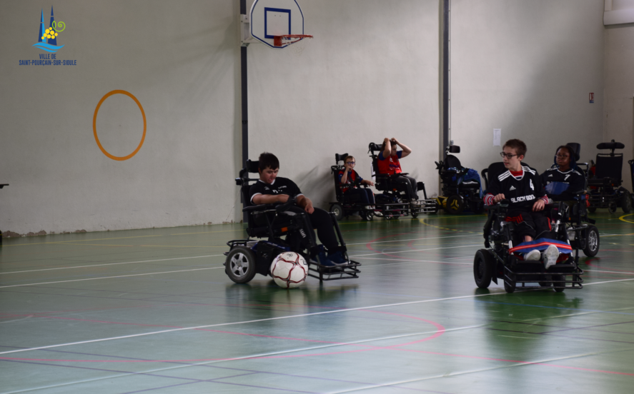 Joueurs de foot fauteuil qui se disputent la balle