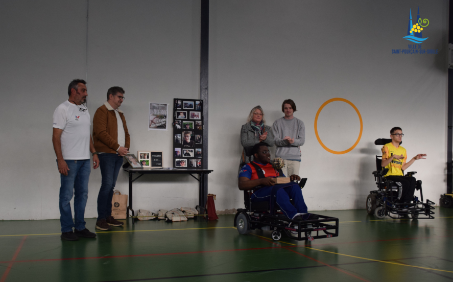 Remise du trophée au joueur du Averme Foot Fauteuil