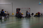 Joueurs de foot fauteuil qui se disputent la balle