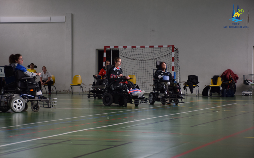 Joueurs de foot fauteuil qui se disputent la balle