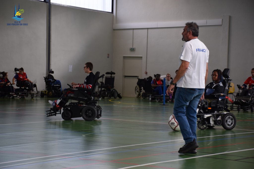 Joueurs de foot fauteuil qui se disputent la balle