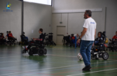Joueurs de foot fauteuil qui se disputent la balle