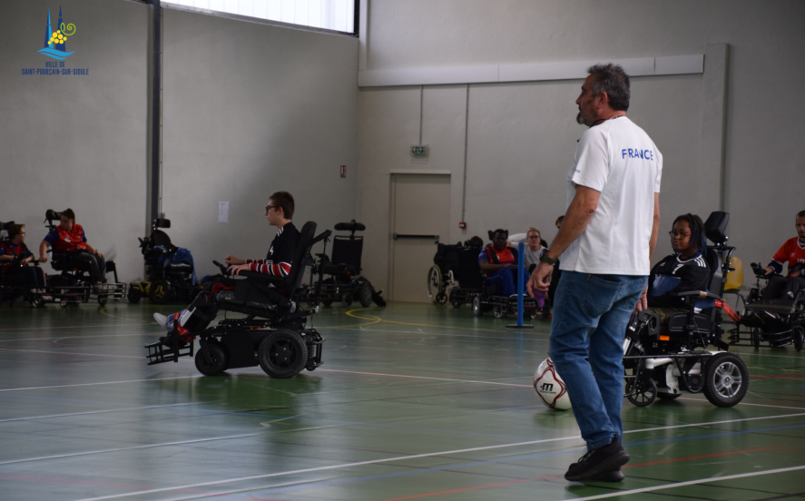 Joueurs de foot fauteuil qui se disputent la balle
