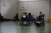 Joueurs de foot fauteuil qui se disputent la balle