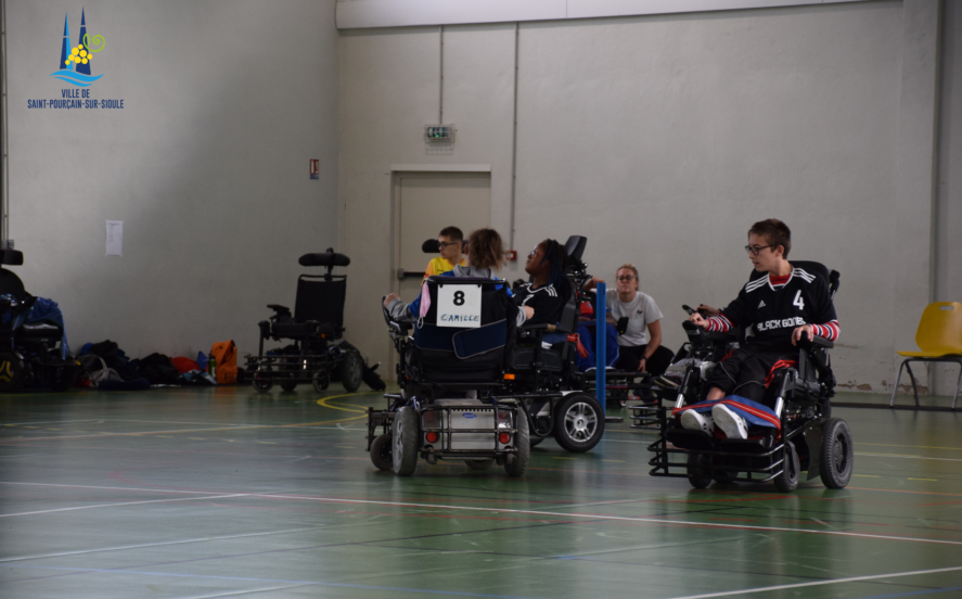 Joueurs de foot fauteuil qui se disputent la balle