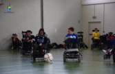 Joueurs de foot fauteuil qui se disputent la balle