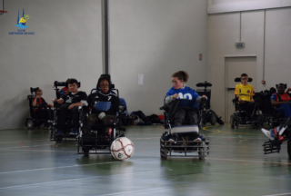 Joueurs de foot fauteuil qui se disputent la balle