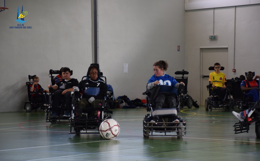 Joueurs de foot fauteuil qui se disputent la balle