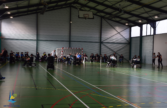 Vue large du terrain pendant une rencontre de football fauteuil