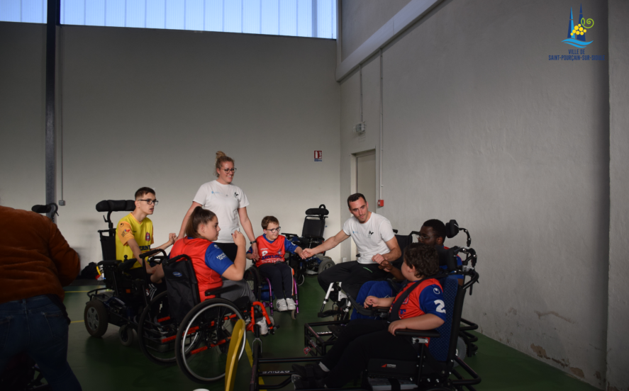 Discours d'encouragement du coach à ses joueurs de footfauteuil