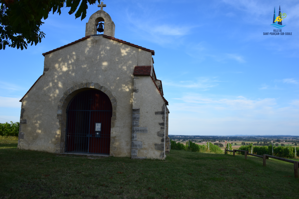 La chapelle de briaille sous un ciel bleu avec le panorama des vignes en arrière plan