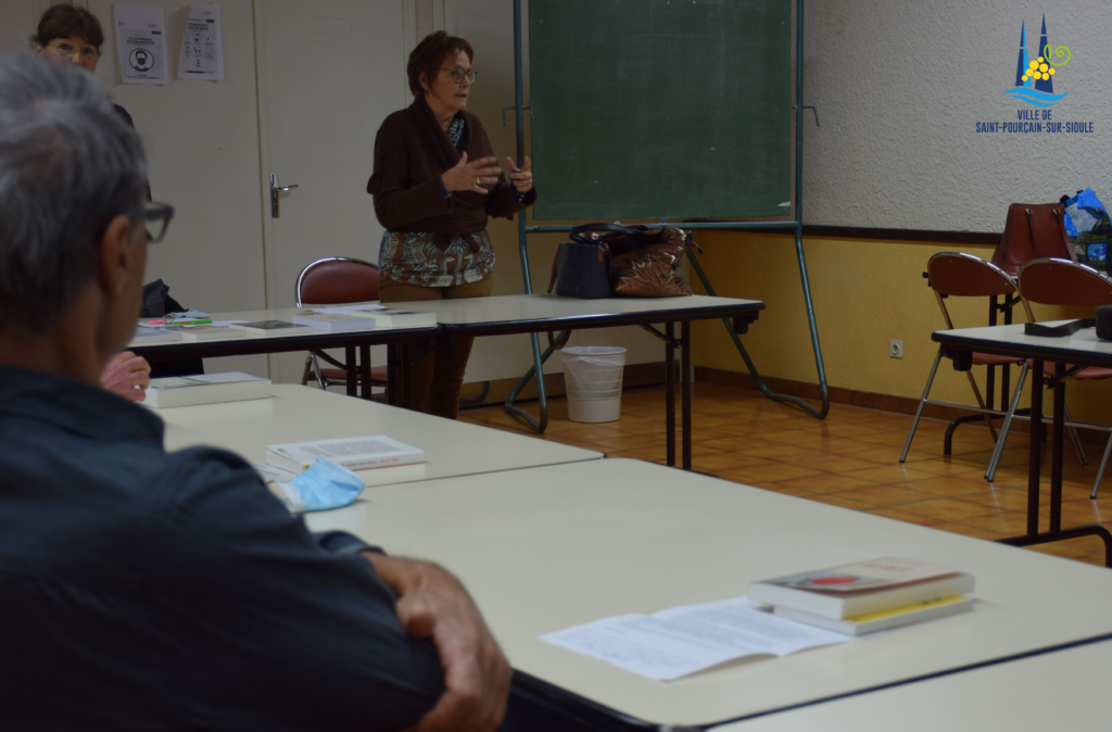 Réunion du comité autour de tables salle Ernest Maximin