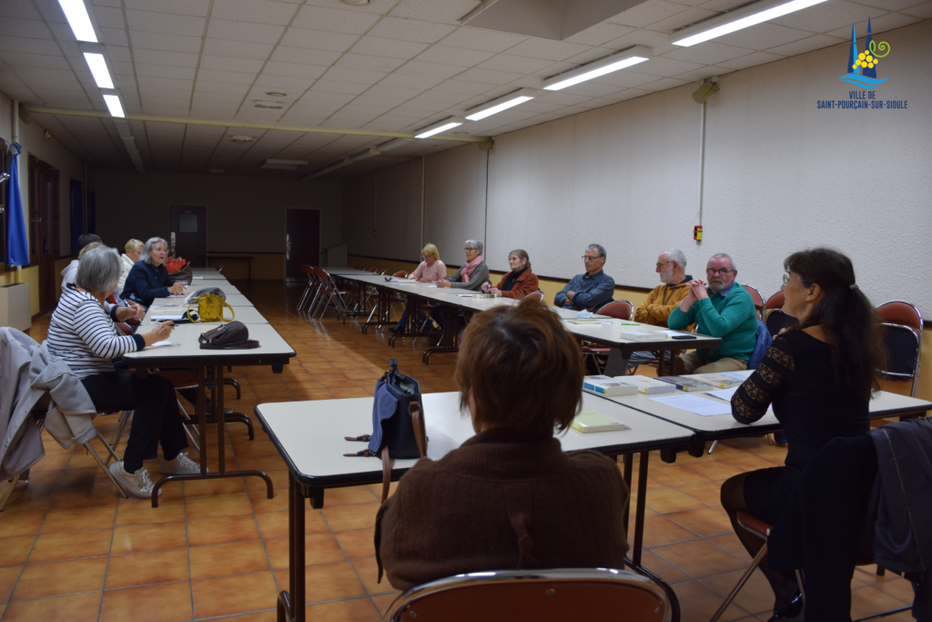 Réunion du comité autour de tables salle Ernest Maximin