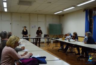Réunion du comité autour de tables salle Ernest Maximin