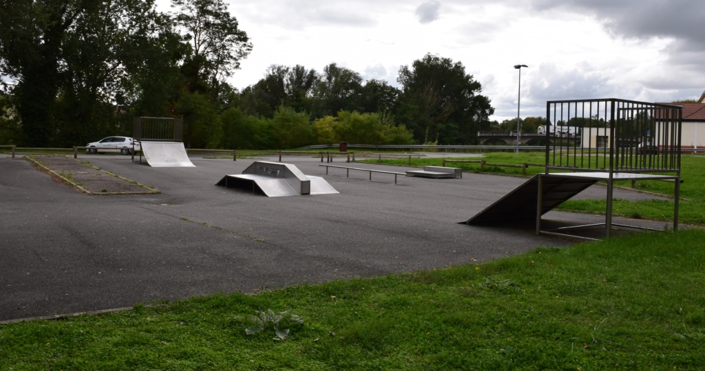 Vue d'ensemble sur les différents obstacles du skatepark