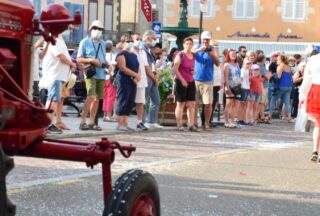 Festival viticole et gourmand 2021 avec le défilé sur l'image des tracteurs et de jeunes danseuses