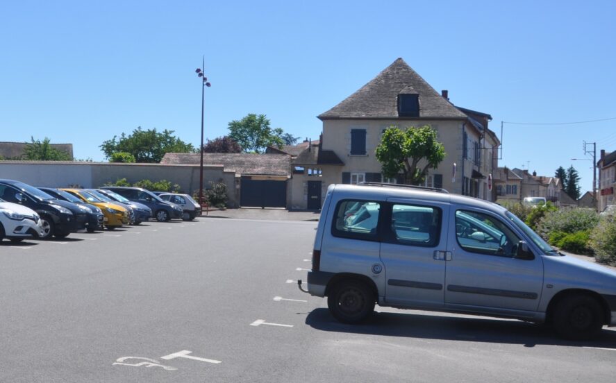Vue du parking place de la chaume avec des véhicules stationnées sous le soleil