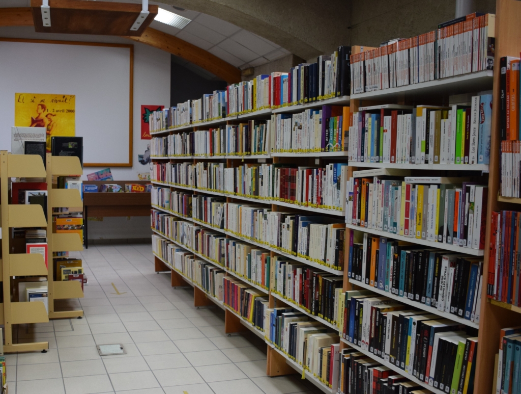 étagère principale de la bibliothèque avec sens de circulation 