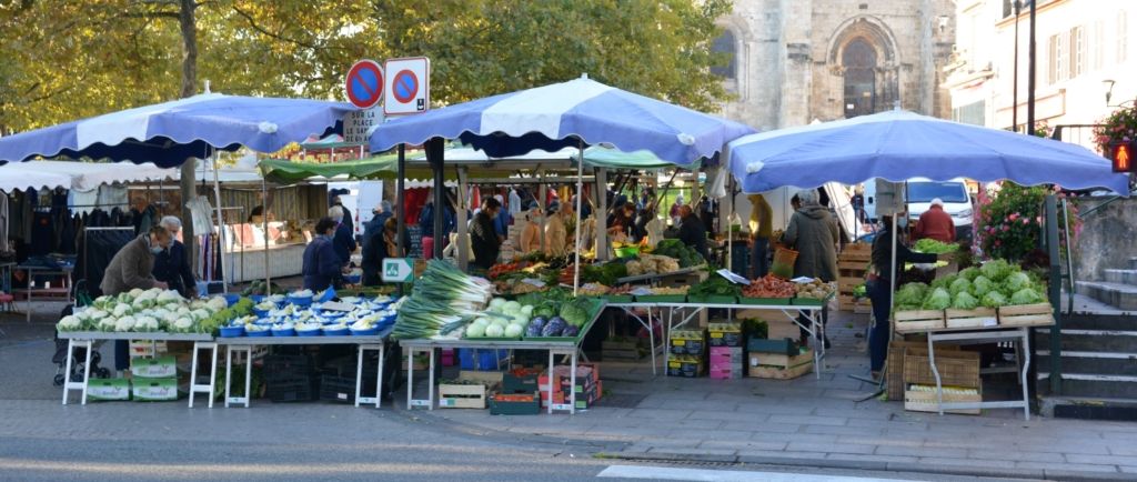 début du marché le long du cours Ledru-Rolin avec au premier plan un primeur et ses clients