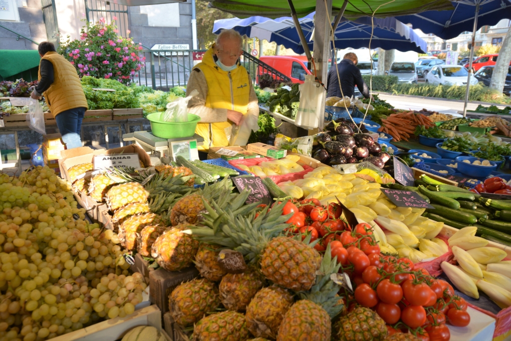 Etale d'un primeur vendant ses fruits et légumes sur le marché