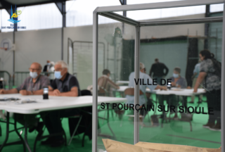 Urne dans un bureau de vote lors des élections départementales de 2021