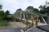La nouvelle passerelle au premier plan mise en service