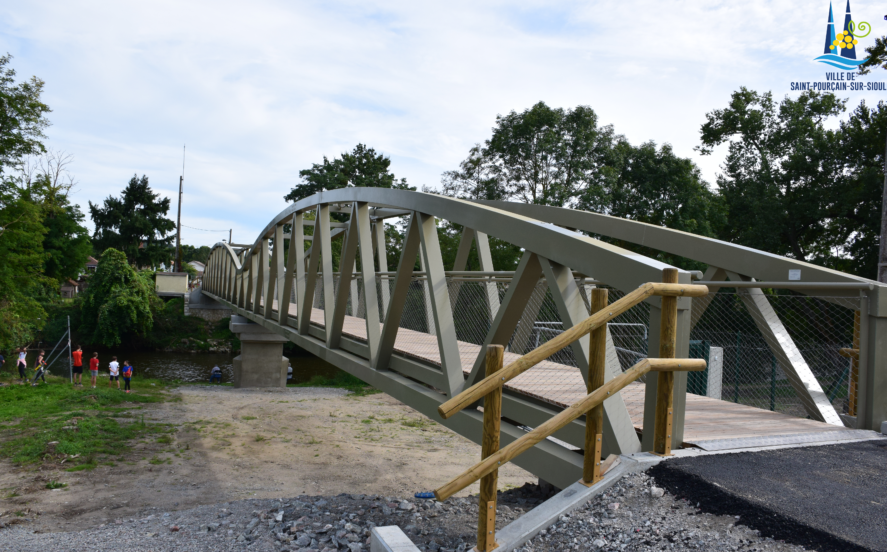La nouvelle passerelle au premier plan mise en service