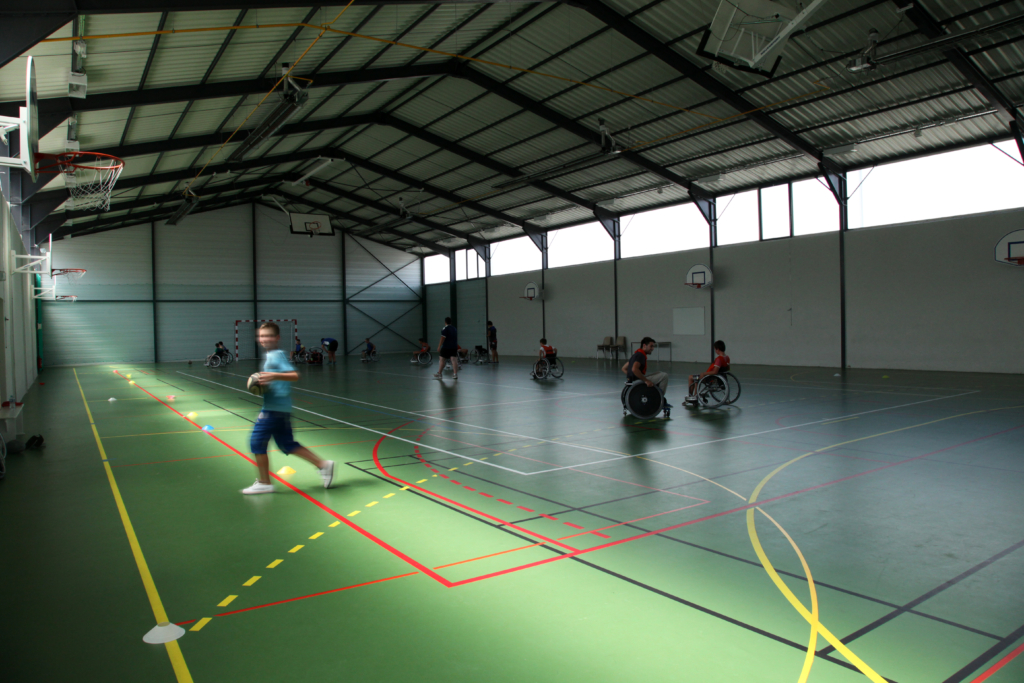 Intérieur du gymnase Joseph Vincent durant un entrainement de foot fauteuil