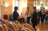 Remise du trophée à des habitants dans la salle d'honneur par une adjointe au maire