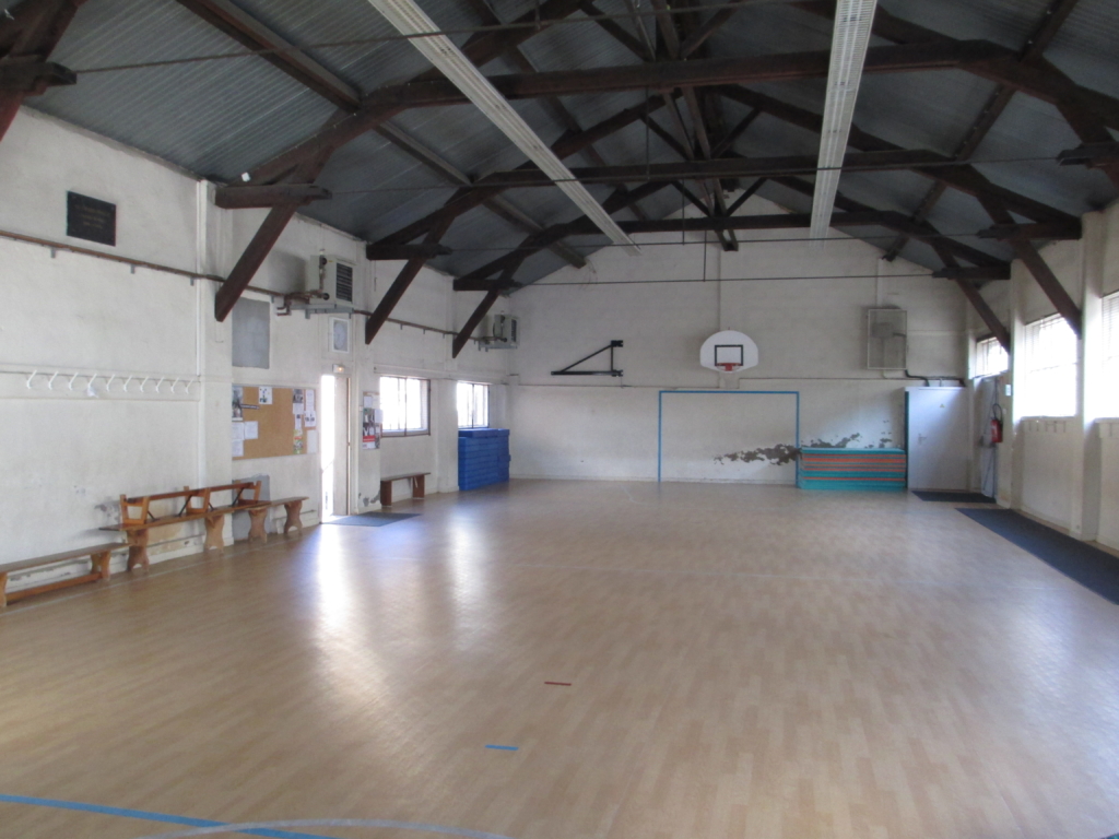 Gymnase Marcelin-Berthelot avec vue sur son parquet, son panier de basket et ses cages de handball