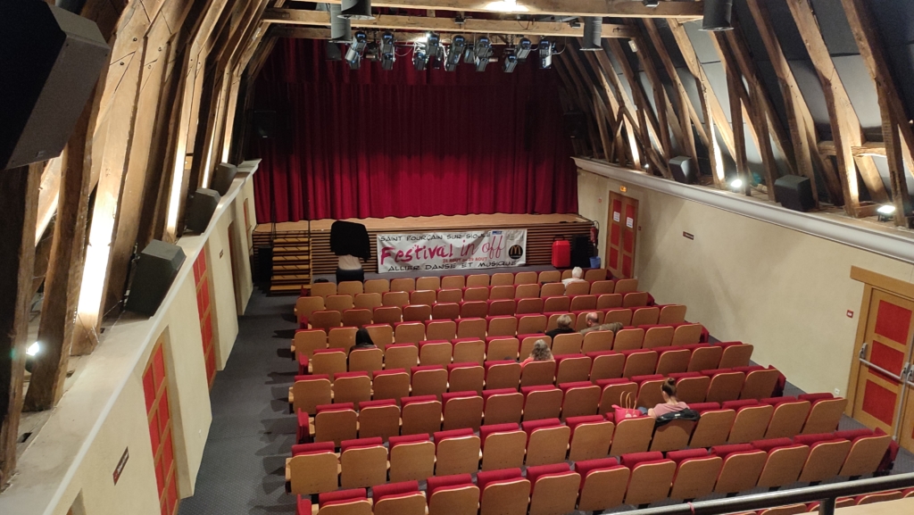 Salle du théâtre des Bénédictins depuis la zone technique