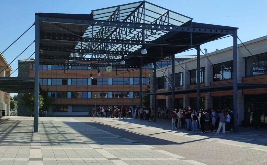 Vue du lycée lors de la rentrée 2021 avec des élèves qui découvrent l'établissement