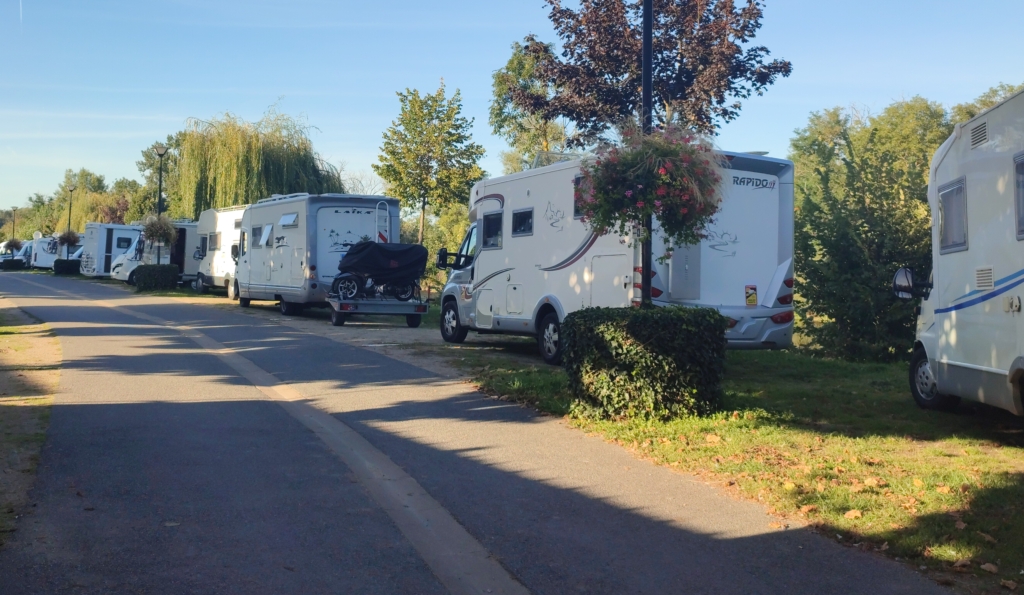 Enfilade de camping car garés sur les emplacements attitrés 
