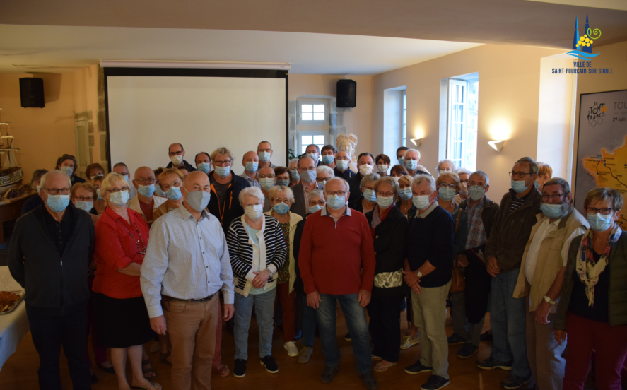 Photo des habitants récompensés par le concours des maisons fleuries