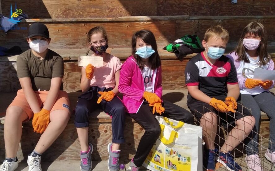 Les élèves de CM1 de l'école Marcelin-Berthelot expose leur récolte de déchets face caméra.