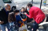 Les élèves de CM1 prennent les consignes du sictom pour un moment pédagogique au retour de leur collecte