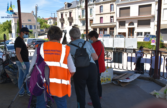 Des membres de Sport Pour Tous font peser leur collecte de déchet au kiosque