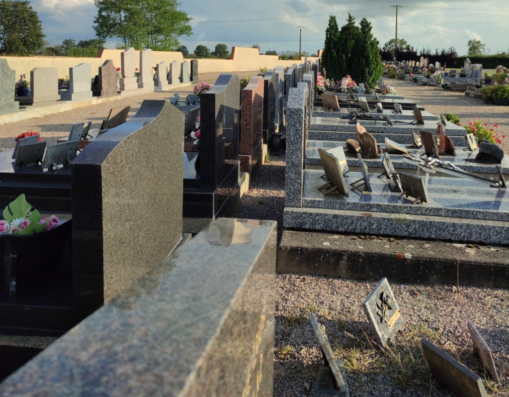 Vue sur certaines tombes du cimetière en marbre