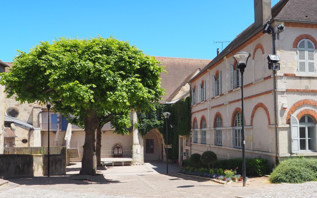 Extérieur du théâtre dans le prolongement de l'ancien couvent