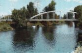 Vue de la passerelle pendant les années 60-70 avec la Sioule au premier plan
