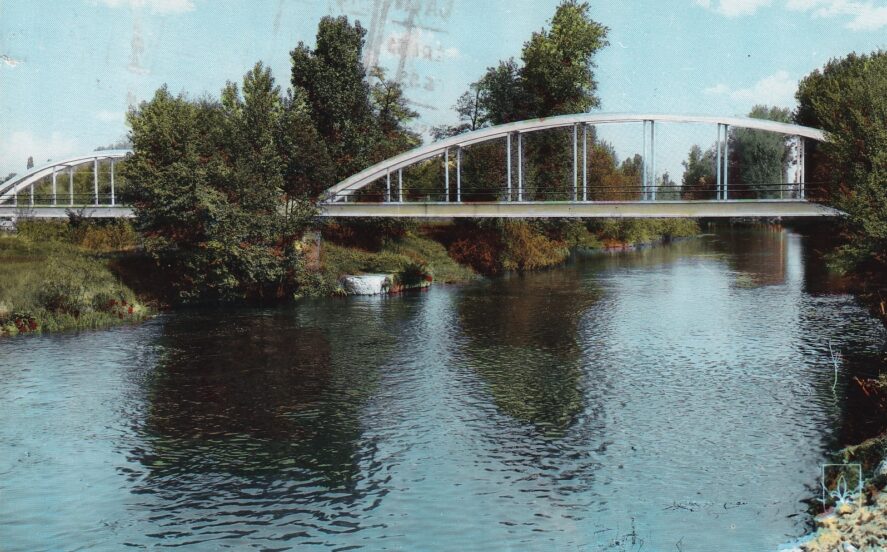 Vue de la passerelle pendant les années 60-70 avec la Sioule au premier plan