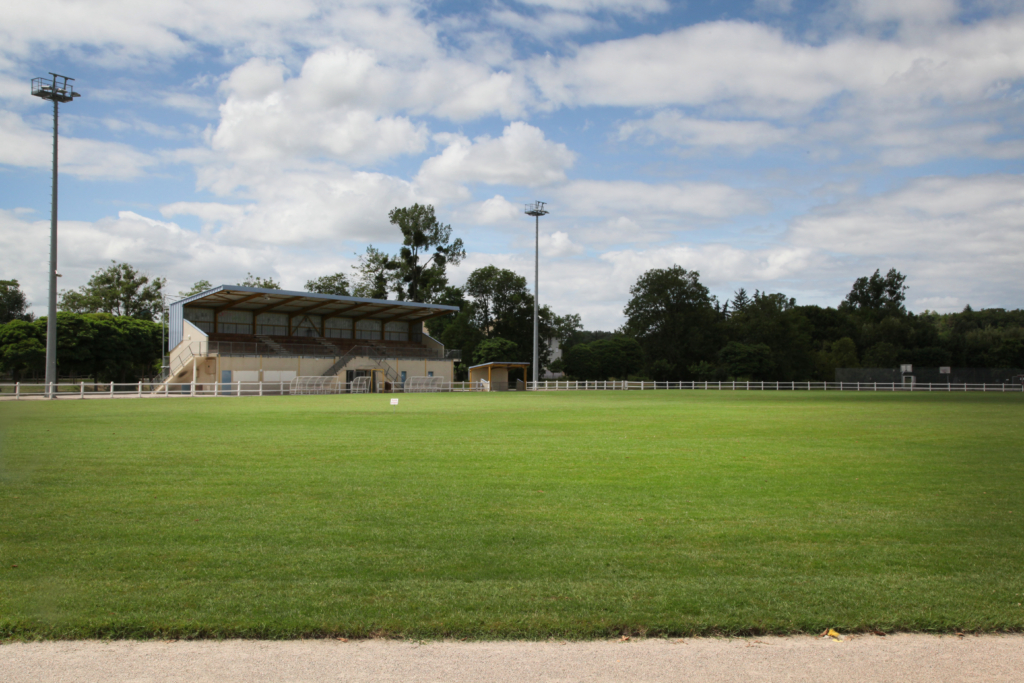 Terrain d'honneur en herbe de la Moutte avec la tribune en fond