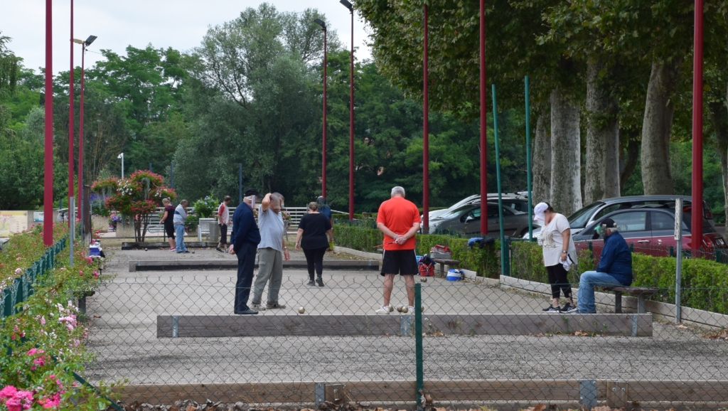 Joueurs de pétanque sur le terrain proche de l'Office de tourisme