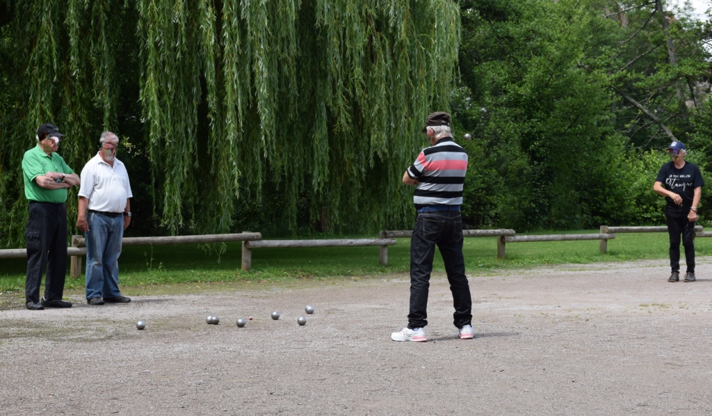 joueurs de pétanque concentré au bord de la Sioule sur l'ile de la Ronde